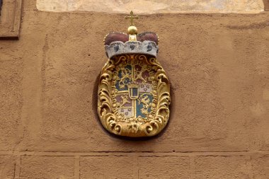 KOSZEG, HUNGARY - 18 Mayıs 2024: Bu Yurichish Kalesi girişinin üstündeki Esterhazy prenslerinin arması.