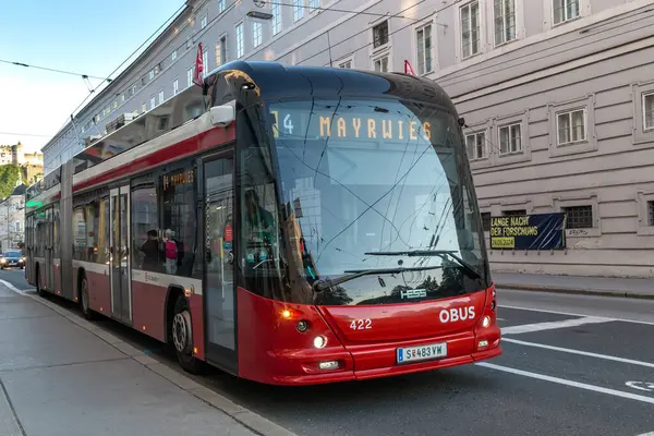 SALZBURG, AUSTRIA - 24 Mayıs 2024: Bu bir şehir caddesinde modern bir troleybüs.
