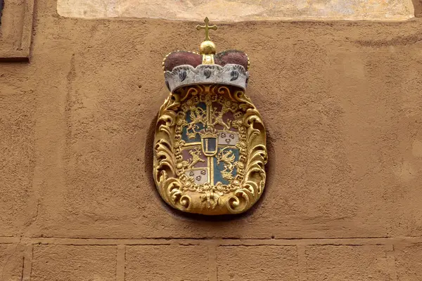 KOSZEG, HUNGARY - 18 Mayıs 2024: Bu Yurichish Kalesi girişinin üstündeki Esterhazy prenslerinin arması.