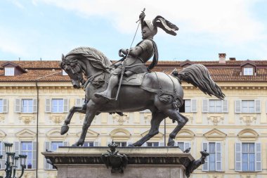 TURIN, İtalya - 16 Mayıs 2018: Bu San Carlo Meydanı 'nda Savoy Dükü Emmanuel Philibert' in binicilik anıtı.