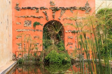 SEVILLE, SPAIN - 21 Mayıs 2017: Bu Truva Baharı ve Alcazar bahçelerindeki yapay havuz.