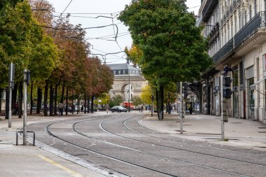 DIJON, FRANCE - 30 Ekim 2023 Bu William Gate manzaralı Darcy Meydanı 'nın yol manzarası.