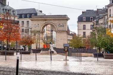 DIJON, FRANCE - 30 Ekim 2023: Bu William Gate, 18. yüzyılın anıtsal taş kemeri alegorik kabartmalarla süslenmiş..