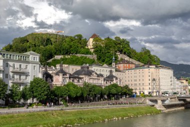 SALZBURG, AUSTRIA - 24 Mayıs 2024: Bu bir ortaçağ kalesi ve Capuchin manastırı kalıntıları ile Kapuzinerberg dağının bir görüntüsü.