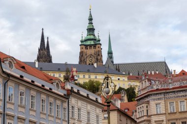 PRAG, CZECH - 26 Ekim 2023 Bu Malostranska Meydanı 'ndan St. Vitus Katedrali' nin bir görüntüsü.