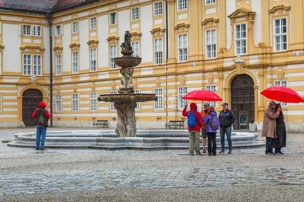 MELK, AUSTRIA - 12 Mayıs 2019 Bunlar Benedikt Manastırı Başpiskoposluğunun avlusundaki St. Coloman çeşmesine gelen kimliği belirsiz ziyaretçiler..