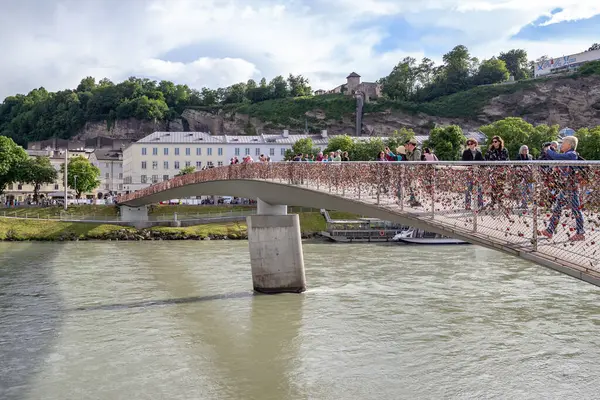 SALZBURG, AUSTRIA - 24 Mayıs 2024: Bu Salzach Nehri üzerindeki Makartsteg yaya köprüsü.