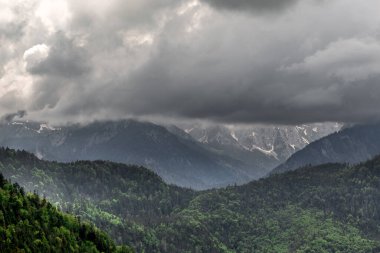 Fırtına öncesi hava koşullarında Alpler 'in eteklerinin manzarası..