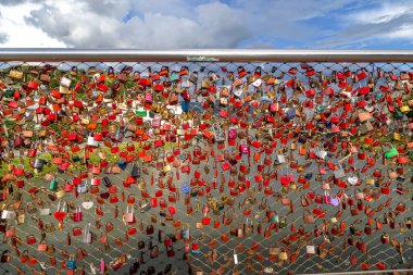 SALZBURG, AUSTRIA - 24 Mayıs 2024: Bu Makarsteg yaya köprüsünün aşk kilitleriyle olan bir parçası, sembolik olarak sevgililerin birbirlerine olan duygularını temsil ediyor..