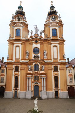 MELK, AUSTRIA - 12 Mayıs 2019 Burası ünlü Benedikt manastırının Barok Kilisesi cephesi.
