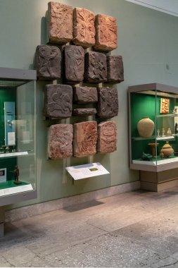 LONDON, GREAT BRITAIN - 20 EYLÜL 2014: Bu raflı ve Orta Doğu 'da bulunan eserlerle ayakta duran British Museum' un salonlarından biri.