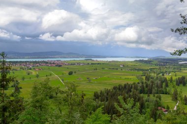 SCHWANGAU, ALMANY - 23 Mayıs 2024: Bu Alpsee Gölü ile Allgau bölgesinin hava manzarası.