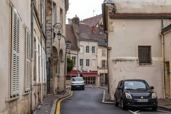 DIJON, FRANCE - 30 Ekim 2023: Bu, şehrin tarihi merkezinde 17. ve 18. yüzyıllardan kalma binaların bulunduğu küçük sokaklardan biri..