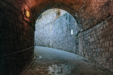 BARCELONA, İSPAN - 11 Mayıs 2017: Bu Montjuic Kalesi 'nin alt duvarlarına giden kemerli bir tünel geçidi.