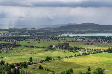 SCHWANGAU, ALMANY - 23 Mayıs 2024: Bu Alpsee Gölü yakınlarındaki Allgau bölgesinde başlayan yağmur.