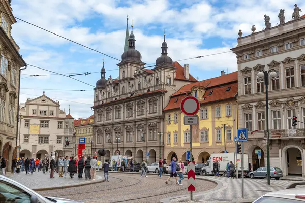 PRAG, CZECH - 26 Ekim 2023 Malostranska Meydanı 'nın tarihi gelişimi.