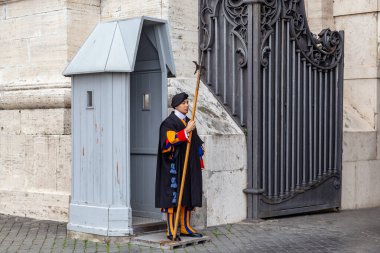 ROME, VATİKAN - 9 MARTH 2023 Bu Vatikan topraklarının girişindeki İsviçreli muhafız..