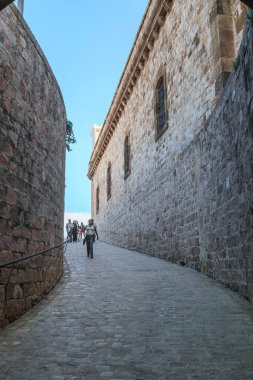 BARCELONA, İSPAN - 11 Mayıs 2017: Bu Montjuic Kalesi 'nin alt duvarlarına açılan bir rampa..