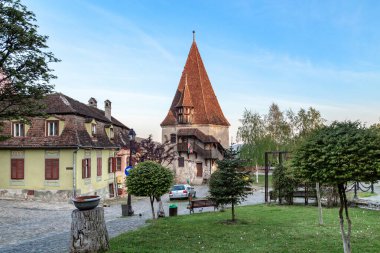 SIGHISOARA, ROMANIA - 2 Mayıs 2023 Burası Sandor Petofi Meydanı ve ortaçağ kalesindeki Marangoz Kulesi.