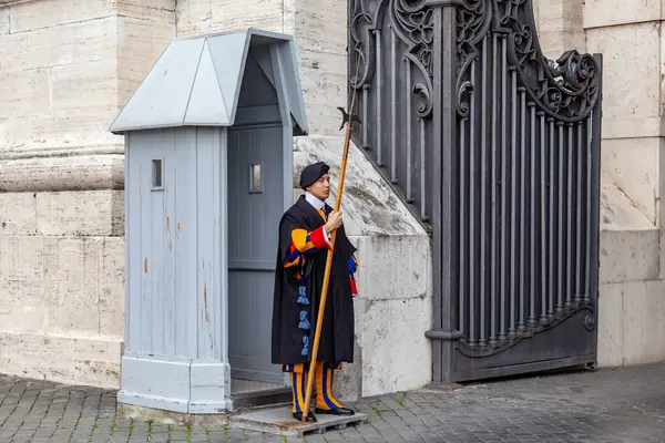 ROME, VATİKAN - 9 MARTH 2023 Bu Vatikan topraklarının girişindeki İsviçreli muhafız..