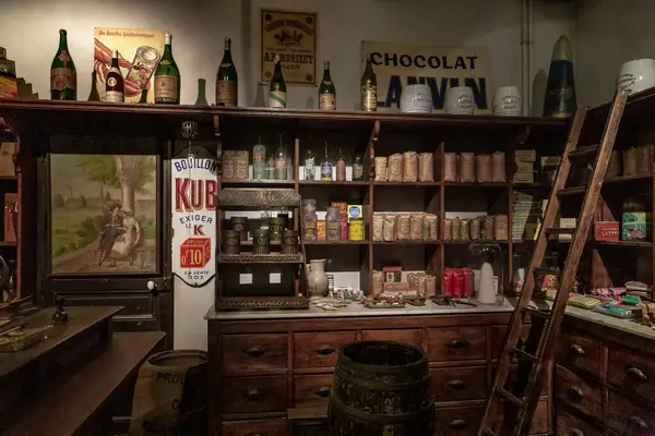 DIJON, FRANCE - 30 Ekim 2023: Bu Burgundian Yaşam Müzesi 'nin sergilerinde 19. yüzyılın sonlarından kalma bir marketin kurulumu.