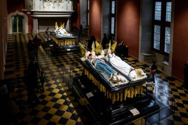 DIJON, FRANCE - 30 Ekim 2023: Güzel Sanatlar Müzesi 'nde Burgundy Düklerinin mezar taşlarının bulunduğu salon (eski Ducal Palace))