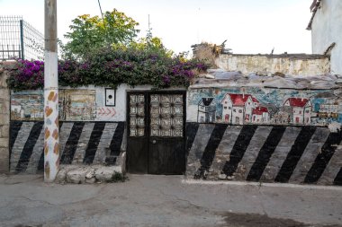 KUSADASI, TURKIYE - 2 Haziran 2021: Bu, Sevda Tepesi 'ndeki eski yerleşim yerinin duvar yazısıyla dekore edilmiş bir çit..