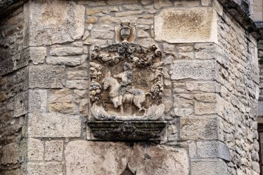 CHATEAUNEUF, FRANCE - 29 Ekim 2023: Bu Aziz George 'u şövalye evi adı verilen antik bir binada tasvir eden bir arma..