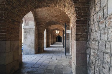BARCELONA, İSPAN - 11 Mayıs 2017: Bu Montjuic Kalesi 'nin yakınındaki galerinin bir parçası.