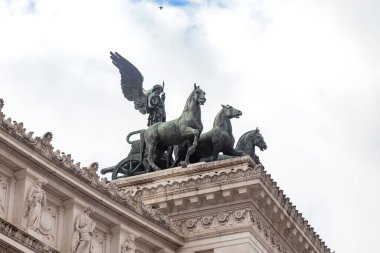 ROME, ITALY - 10 MARTH 2023: kanatlı tanrıça Victoria ile kuadriga, Vittoriano Anıtı taçlandırılıyor.