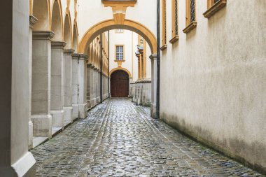 MELK, AUSTRIA - 12 Mayıs 2019: Bu meşhur Benedikt manastırının manastır binaları arasındaki geçittir.