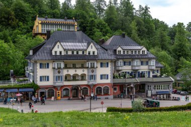 SCHWANGAU, ALMANY - 23 Mayıs 2024: Allgol bölgesindeki Alpsee Gölü kıyısındaki eski bir yerleşim yerinin kentsel mimarisi.