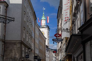 SALZBURG, AUSTRIA - 24 Mayıs 2024: Bu eski belediye binasının kulesinin bir görüntüsü.