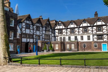 LONDON, GREAT BRITAIN - 16 Mayıs 2014: Tudor tarzında inşa edilen Kraliçe Evi, Londra Kulesi Komutanı 'nın ikametgahıdır..