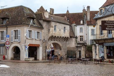 SEMUR-EN-AUXOIS, FRANCE - 29 Ekim 2023: Bu antik bir şehrin tarihi merkezindeki eski bir kalenin ortaçağ barbikalı.