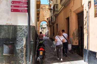 CADIZ, İspanya - 22 Mayıs 2017: Del Populo bölgesinin eski dar sokakları boyunca kimliği belirsiz insanlar yürüyor.