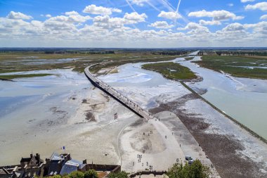 MONT-SAINT-MICHEL, FRANCE - 2 Eylül 2019: Bu Kuenon Nehri 'nin taşkın ovasındaki özel bir yol manzarası.