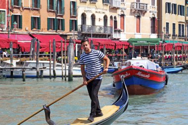 Venedik, İtalya - 18 Mayıs 2018: bu gondoldaki küreği kullanan kimliği belirsiz bir gondolcu..