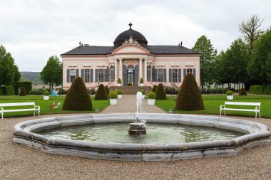MELK, AUSTRIA - 12 Mayıs 2019: Bu bir Barok pavyonu ile manastır parkının bir parçası.