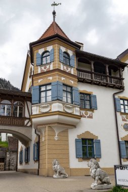 SCHWANGAU, ALMANY - 23 Mayıs 2024 Bavyera Kralları Müzesi 'nin tarihi binasının giriş penceresi..