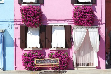 Venedik, İtalya - 9 Eylül 2018: Bu, karakteristik eski renkli evlerden birinin bir parçası..