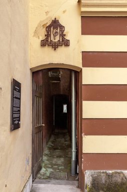 KOSZEG, HUNGARY - 18 Mayıs 2024: Bu Jurisic Meydanı 'ndan şehir tahkimatlarına açılan dar geçide açılan gizli kapı.