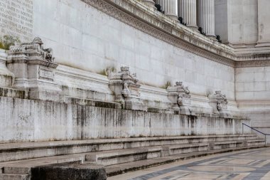 ROME, ITALY - MARTH 10, 2023: Bu, Vittoriano Anıtı 'nın üst platformundaki şehirlerin isimlerini sunak ile terasın bir parçası.