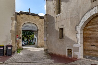 BEAUNE, FRANCE - 31 Ekim 2023 Burası şehrin tarihi merkezindeki La Chartreuse Hastanesi 'nin antik kapısı..