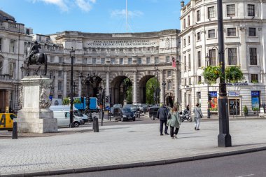 LONDON, GREAT BRITAIN - 12 Mayıs 2014: Bu Trafalgar Meydanı 'ndan Amirallik Kemeri' nin görüntüsü.