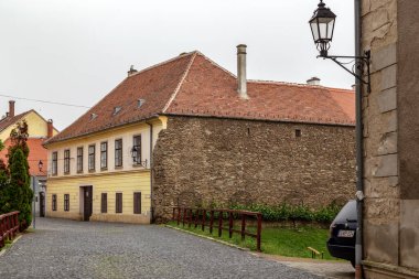 KOSZEG, HUNGARY - 18 Mayıs 2024: Burası Istvan Cernel Caddesi, şehrin duvarları yakınında sisli bir bahar sabahı.