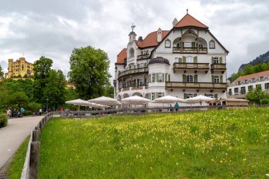 SCHWANGAU, ALMANY - 23 Mayıs 2024: Bu Allgol bölgesindeki Alpsee Gölü kıyısındaki antik yerleşim yerinin kentsel mimarisinin binalarından biridir..