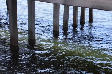 Pensacola Beach Florida 'daki bir köprünün altında. 