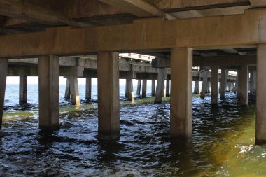 Pensacola Beach Florida 'daki bir köprünün altında. 