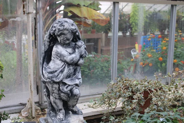 Estátua Uma Criança Jardim — Fotografia de Stock
